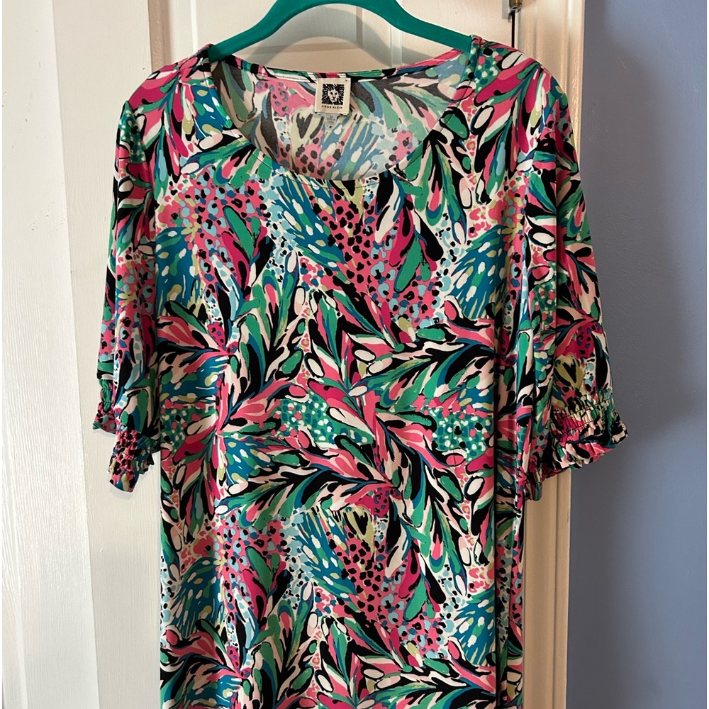 Anne Klein New w/o tag size MED fun print top.